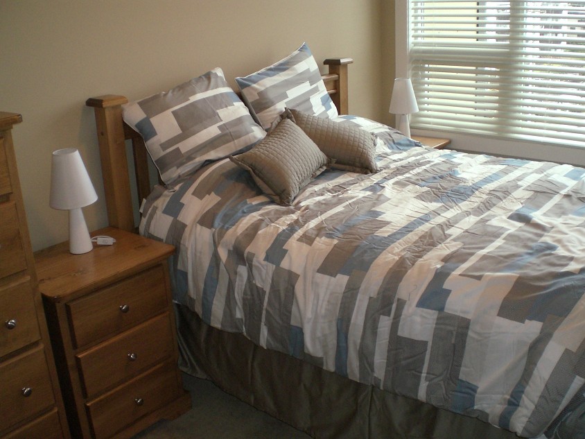 2 queen beds. Premium bedding. Picture