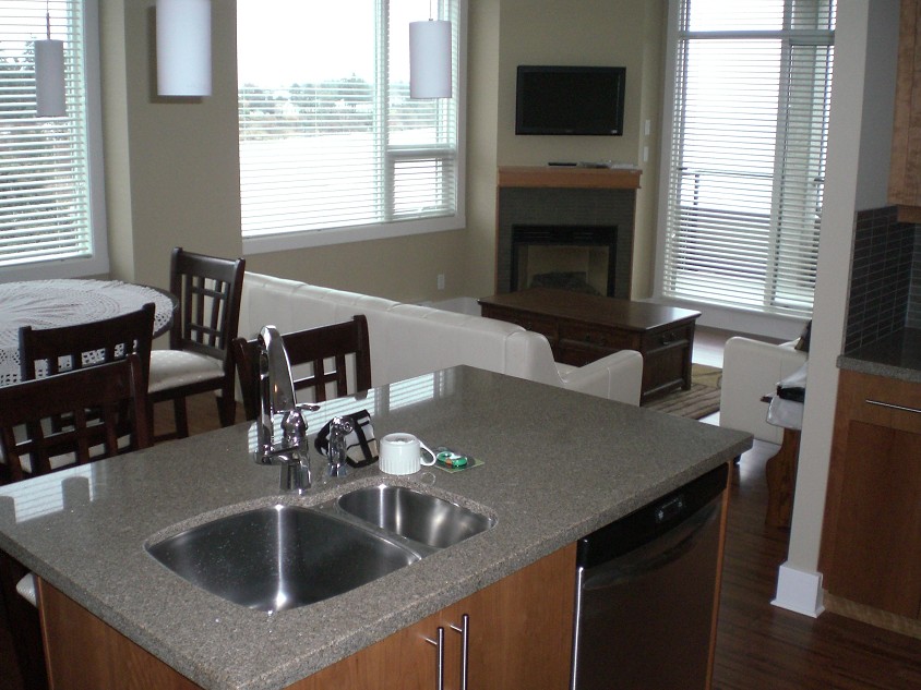 2-Bedroom Suite with ocean views. Confortable lounge and dinning. Full kitchen. Picture